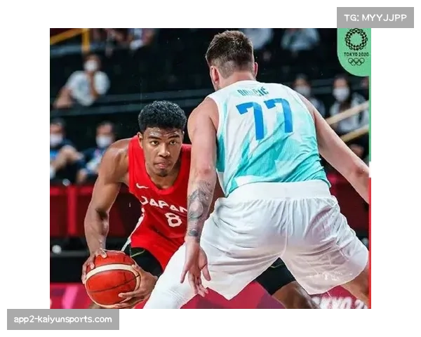 科隆主场赛前现感人一幕，裁判向男友求婚成功